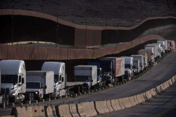 Ibaneis Rocha assinou nesta sexta-feira(9), o decreto que libera o tráfego de caminhões na BR-463.   -  (crédito:  (Foto de Guillermo Arias/AFP)