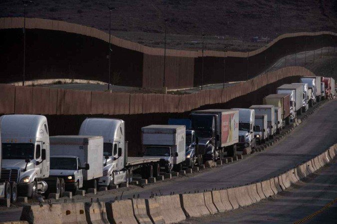 Ibaneis Rocha assinou nesta sexta-feira(9), o decreto que libera o tráfego de caminhões na BR-463. - (crédito: (Foto de Guillermo Arias/AFP) Ibaneis Rocha assinou nesta sexta-feira(9), o decreto que libera o tráfego de caminhões na BR-463. - (crédito: (Foto de Guillermo Arias/AFP)