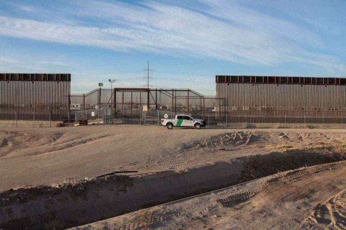 Viatura da Imigração dos EUA patrulha a fronteira com o México, próximo à cidade de El Paso, no Texas - (crédito: Charly Triballeau/AFP) Viatura da Imigração dos EUA patrulha a fronteira com o México, próximo à cidade de El Paso, no Texas - (crédito: Charly Triballeau/AFP)