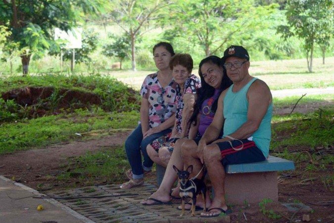 No Veredinha, Pedro Paulo e a esposa Lucilene aproveitam a natureza para conversar com Helena e a cuidadora Hélia