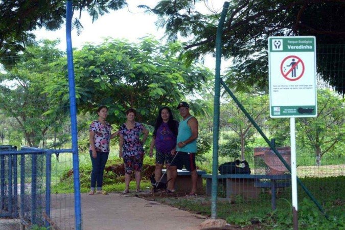 Pedro Paulo e Lucilene, ao lado dele, aproveitam a natureza para colocar o papo em dia com a vizinha Helena e a cuidadora Hélia