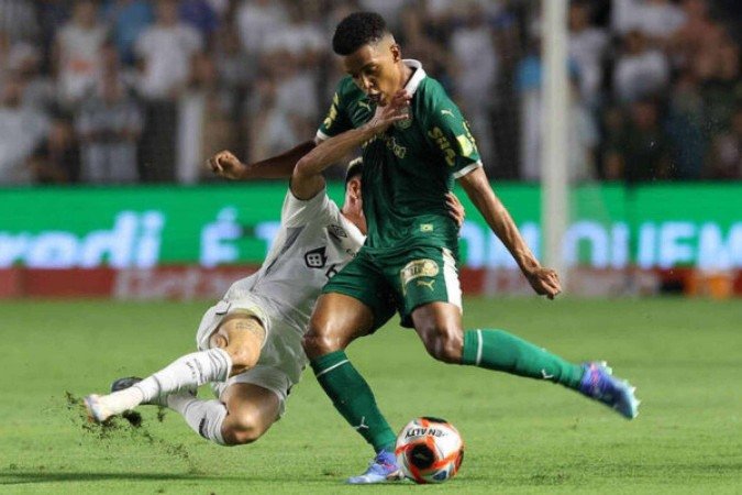 Guilherme e Giay em duelo no Santos x Palmeiras -  (crédito: Foto: Cesar Greco/Palmeiras/by Canon)
