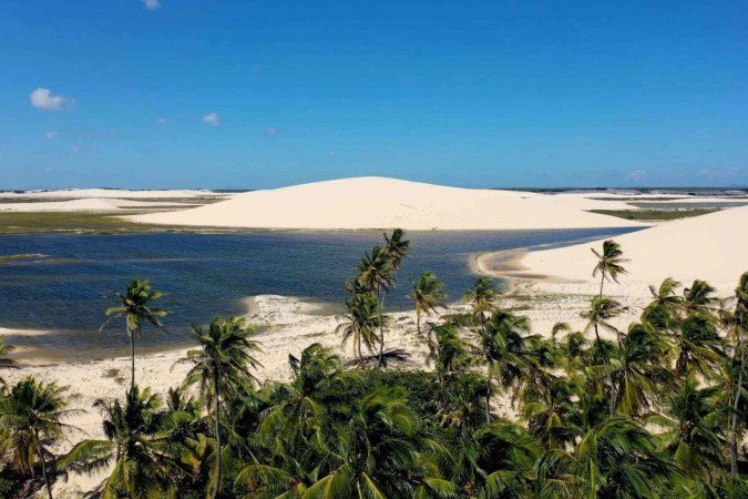Jericoacoara tem opções de destino para todos os tipos de visitantes (Imagem: ByDroneVideos | Shutterstock) - (crédito: EdiCase) Jericoacoara tem opções de destino para todos os tipos de visitantes (Imagem: ByDroneVideos | Shutterstock) - (crédito: EdiCase)