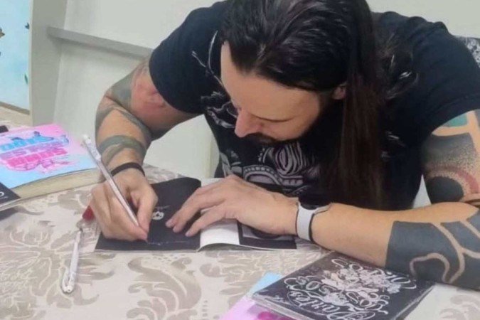 Escritor mineiro é finalista de prêmio LGBTQIA+ - (crédito: Redes sociais/Divulgação) Escritor mineiro é finalista de prêmio LGBTQIA+ - (crédito: Redes sociais/Divulgação)