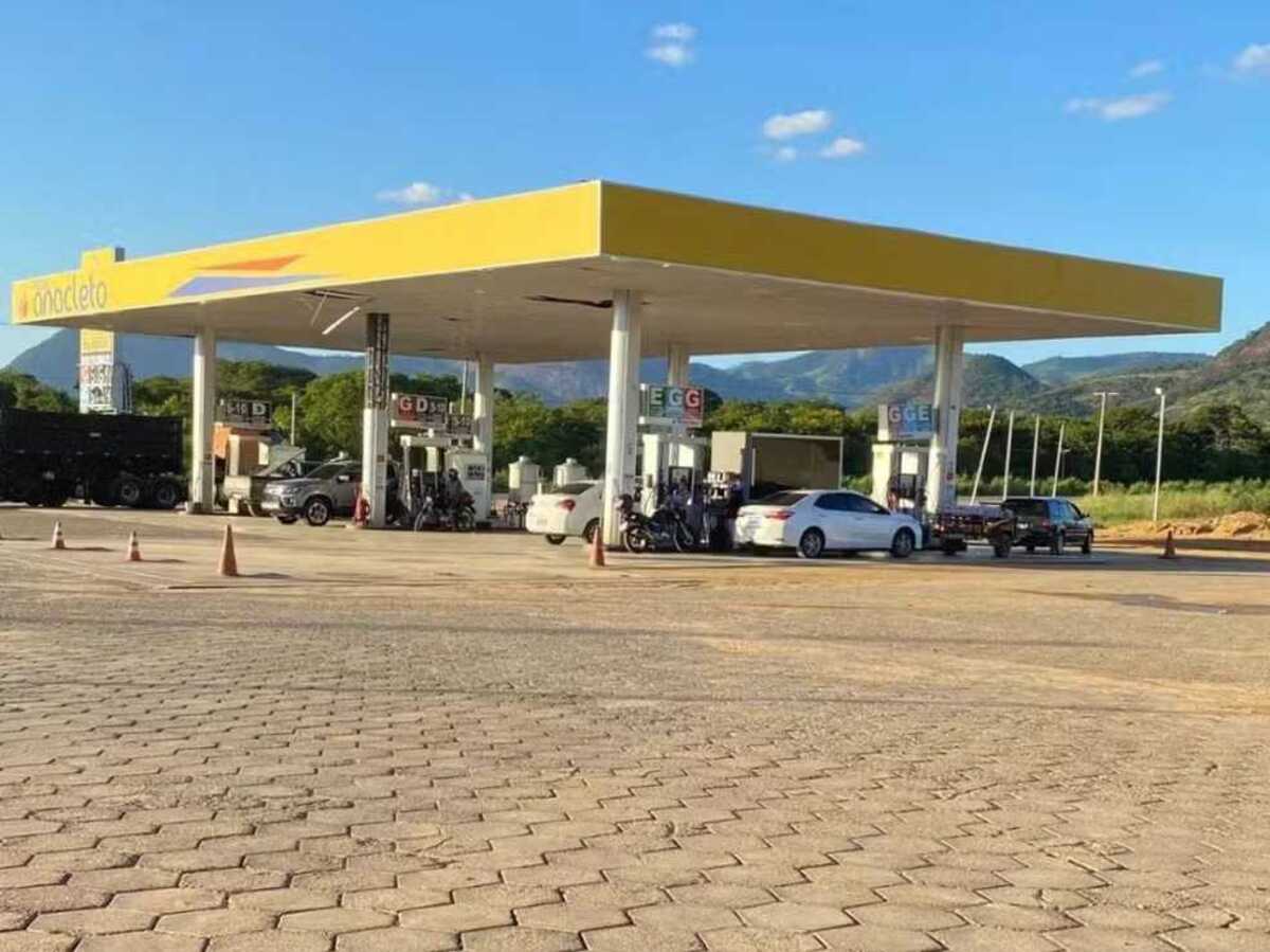 Pai esquece filhas em posto de gasolina e retorna 40km para buscá-las