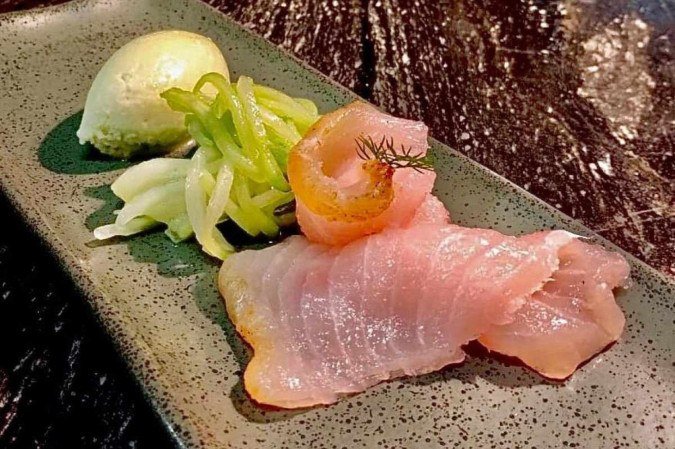 Pirarucu marinado com tucupi, temperos cítricas e pimenta de macaco