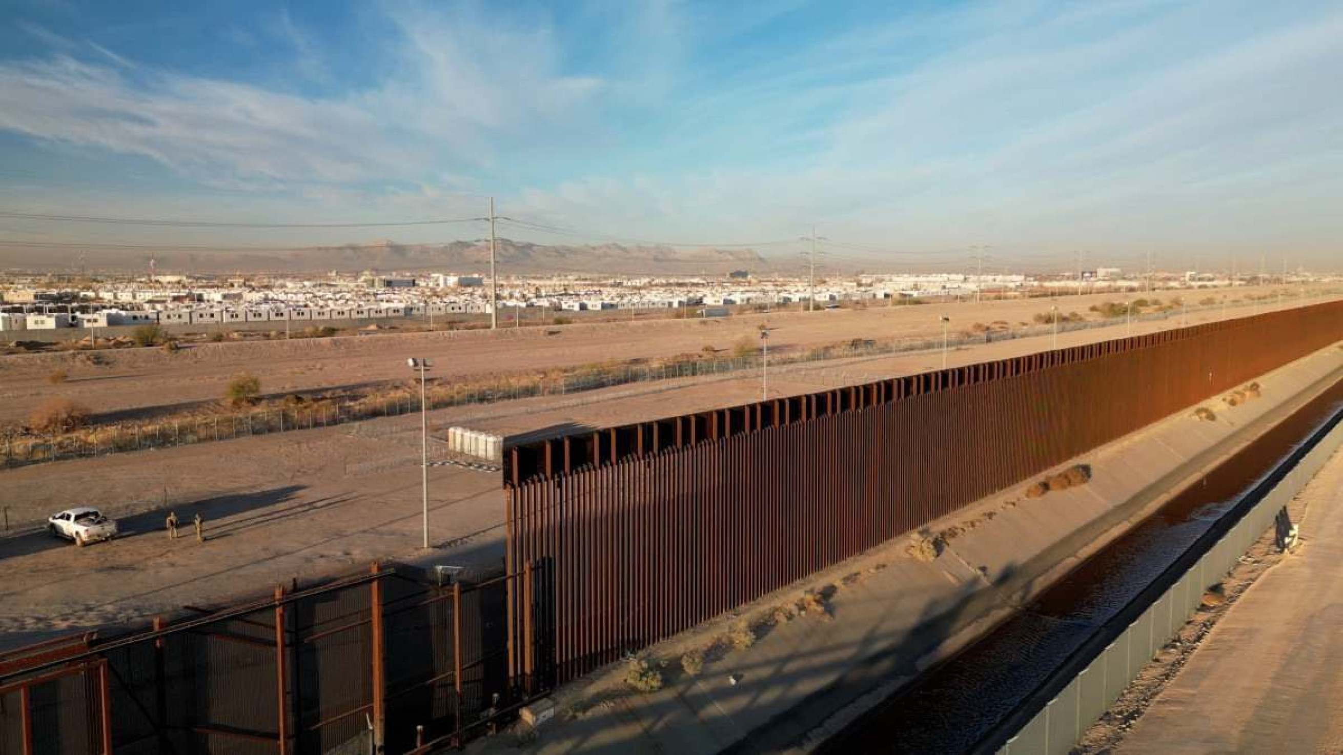 Vista aérea da fronteira dos EUA e do México na região de El Paso, Texas