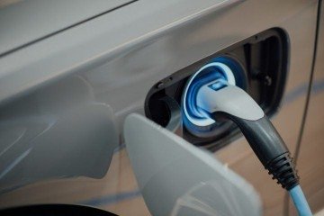 A atual infraestrutura aponta para uma relação de 18 veículos plug-in por eletroposto -  (crédito: CHUTTERSNAP Unsplash)