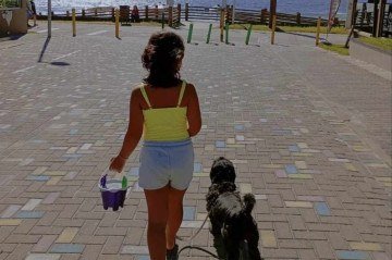 Melina faz questão de incluir Loki até nas viagens de família
