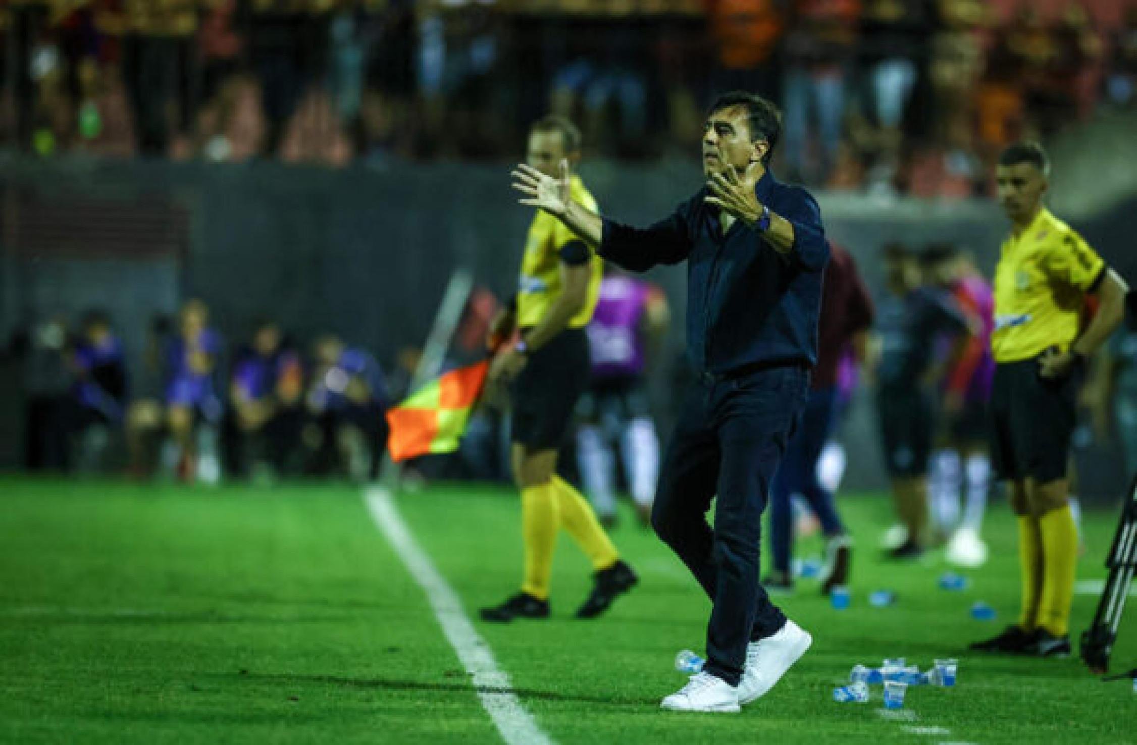 Quinteros cita saldo positivo em estreia do Grêmio, mas confessa necessidade de evolução