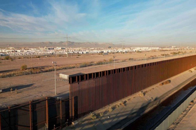 Vista aérea da fronteira dos EUA e do México em El Paso, Texas