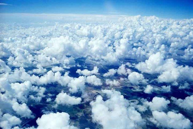 Cúmulos - São nuvens brancas e fofas, com bases planas e topos que se desenvolvem verticalmente. Parecem Cúmulos - São nuvens brancas e fofas, com bases planas e topos que se desenvolvem verticalmente. Parecem