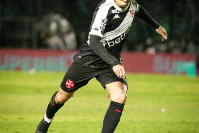 COUTINHO - Partida intensa do camisa 11, com entrega defensiva e ofensiva. O meia deu ritmo ao meio-campo e fez a ligação da defesa ao ataque em algumas ocasiões. NOTA: 7,0 - Foto: Matheus Lima / Vasco