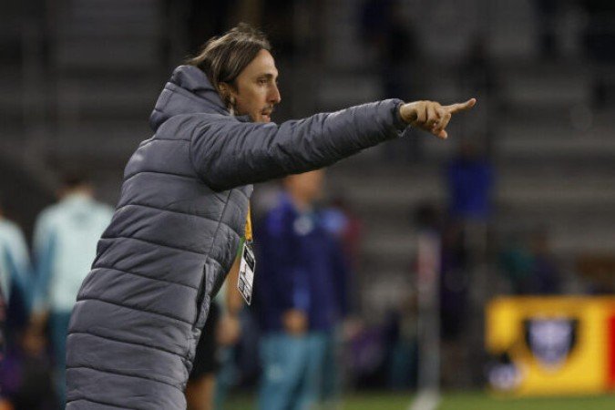 LUIS ZUBELDÃA - Conseguiu preparar bem o time para a partida, mas com o pouco tempo de preparaÃ§Ã£o depois da prÃ©-temporada. Faltou mexer um pouco antes e colocar mais ofensividade no time, para nÃ£o correr o risco do empate. Nota: 6,5 - Foto: Rubens Chiri/SÃ£o Paulo FC
