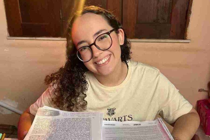 Estudando de oito a 10 horas por dia, Ana ou no curso dos sonhos com 796,46 de média simples no Enem - (crédito: Divulgação) Estudando de oito a 10 horas por dia, Ana ou no curso dos sonhos com 796,46 de média simples no Enem - (crédito: Divulgação)