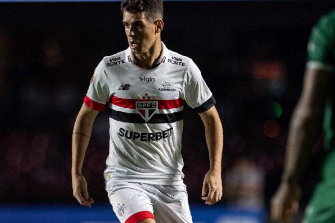 OSCAR - Craque! A reestreia de Oscar no Morumbis mostrou que o futebol está mais do que em dia. Se destacou com passes de muita categoria e que deixaram os companheiros em ótimas condições no campo de ataque. Nota: 8 - Foto: Ronaldo Barreto/Ag. Paulistão