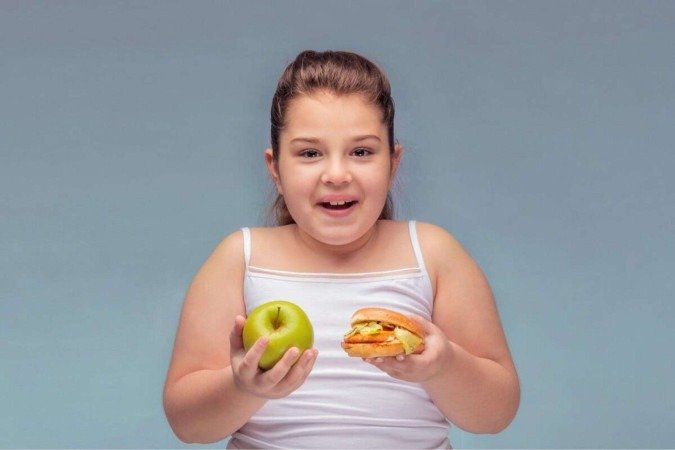 Hábitos alimentares inadequados e sedentarismo aumentam o número de casos de crianças obesas (Imagem: CHIVI SEYFETTIN | Shutterstock) - (crédito: EdiCase) Hábitos alimentares inadequados e sedentarismo aumentam o número de casos de crianças obesas (Imagem: CHIVI SEYFETTIN | Shutterstock) - (crédito: EdiCase)