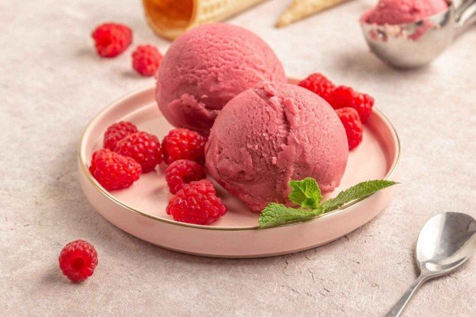 Sorvete de framboesa e iogurte (Imagem: Julia Mikhaylova | Shutterstock) - (crédito: EdiCase) Sorvete de framboesa e iogurte (Imagem: Julia Mikhaylova | Shutterstock) - (crédito: EdiCase)