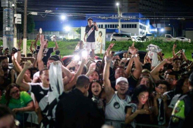 Carlos Germano, ídolo do Vasco, autografa camisa de torcedor em Manaus -  (crédito: Foto: Matheus Lima/Vasco)