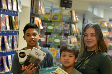 A mãe Suzane Vieira e os dois filhos, Caio e Rafael Lima -  (crédito: Carlos Vieira/CB Press)