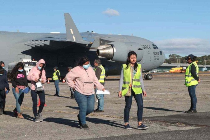 Os migrantes guatemaltecos expulsos do território americano desembarque de um avião militar dos EUA na cidade da Guatemala 