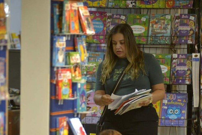 Suzane Vieira à procura dos livros paradidáticos de seus filhos, no Sebinho da Asa Norte