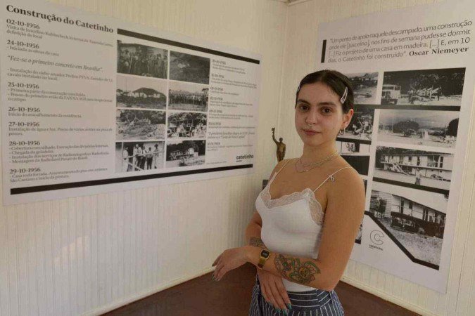 Camila Ferreira, mediadora do museu explica que os anexos do espaço exibem móveis, objetos pessoais de JK, utensílios da época e documentos que narram a criação de Brasília