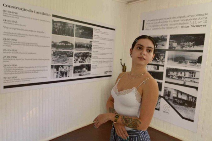 Camila Ferreira, mediadora do museu explica que os anexos do espaço exibem móveis, objetos pessoais de JK, utensílios da época e documentos que narram a criação de Brasília