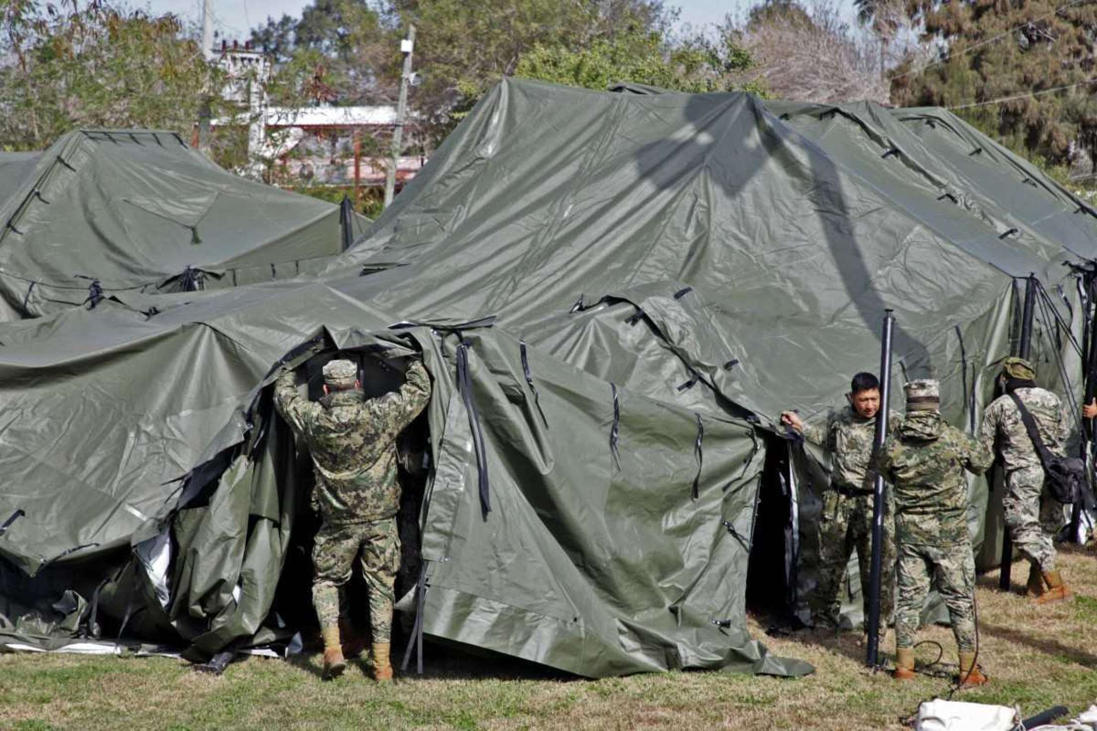 Militares mexicanos constroem abrigos para receber deportados pelos EUA