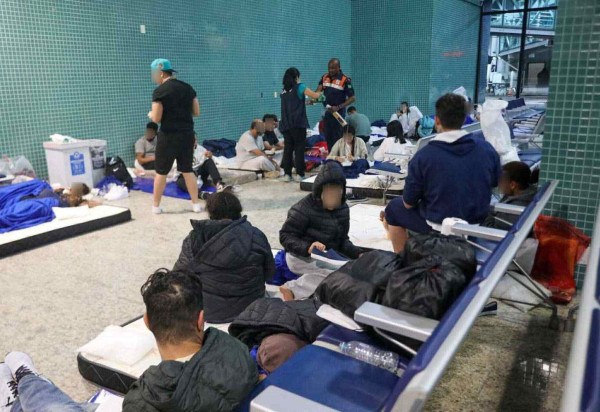 Os brasileiros deportados foram acolhidos em uma área reservada do aeroporto de Manaus e receberam comida e água -  (crédito: Antonio Lima/Governo do Amazonas)