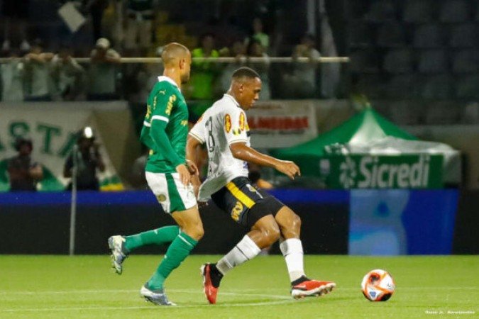 NOVORIZONTINO - A equipe de Eduardo Baptista fez um primeiro tempo abaixo, sem chutar ao gol do Palmeiras. No entanto, na volta do intervalo, mudou a postura e foi melhor que o adversÃ¡rio em certos momentos, e encontrou um pÃªnalti apÃ³s pressÃ£o que o fez somar um ponto no Paulista. NOTA: 6,5 - Foto: Ozzair. Jr. / Novorizontino