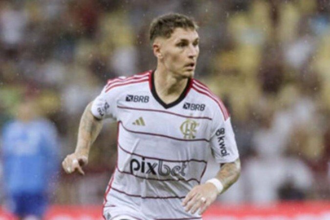 VARELA - Entrou no lugar de Wesley aos 15 minutos e recebeu um cartão amarelo com apenas um minuto em campo. Não entrou com o mesmo ritmo do companheiro de posição. NOTA: 5,0 - Foto: Divulgação/Flamengo