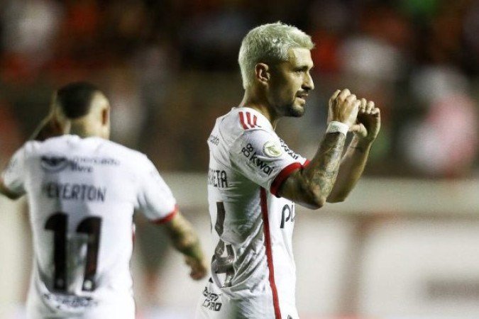 ARRASCAETA - Entrou no lugar do compatriota De la Cruz no intervalo. Mesmo sem ritmo de jogo, teve uma boa atuação e encontrou bons passes que geraram chances perigosas. NOTA: 7,0 - Foto: Divulgação/Flamengo