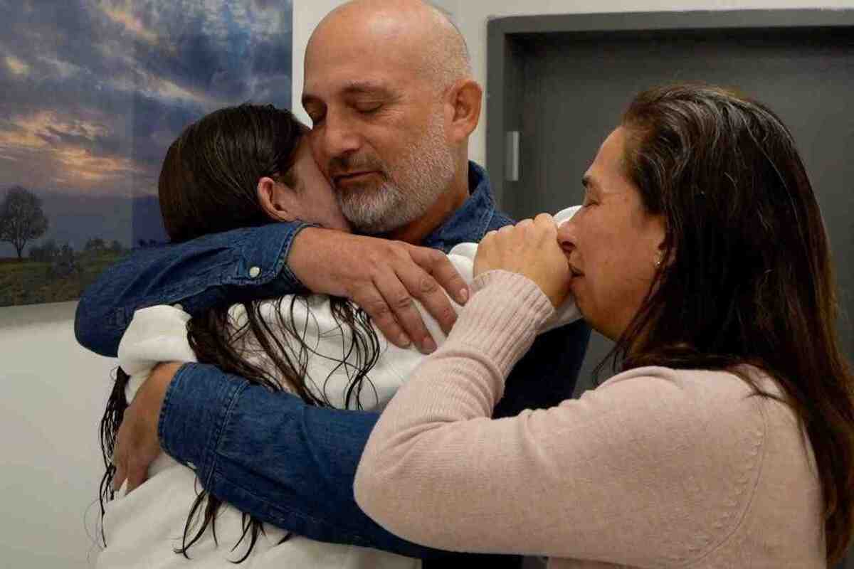 Imagens de Liri, Naama, Karina e Daniella com suas famílias