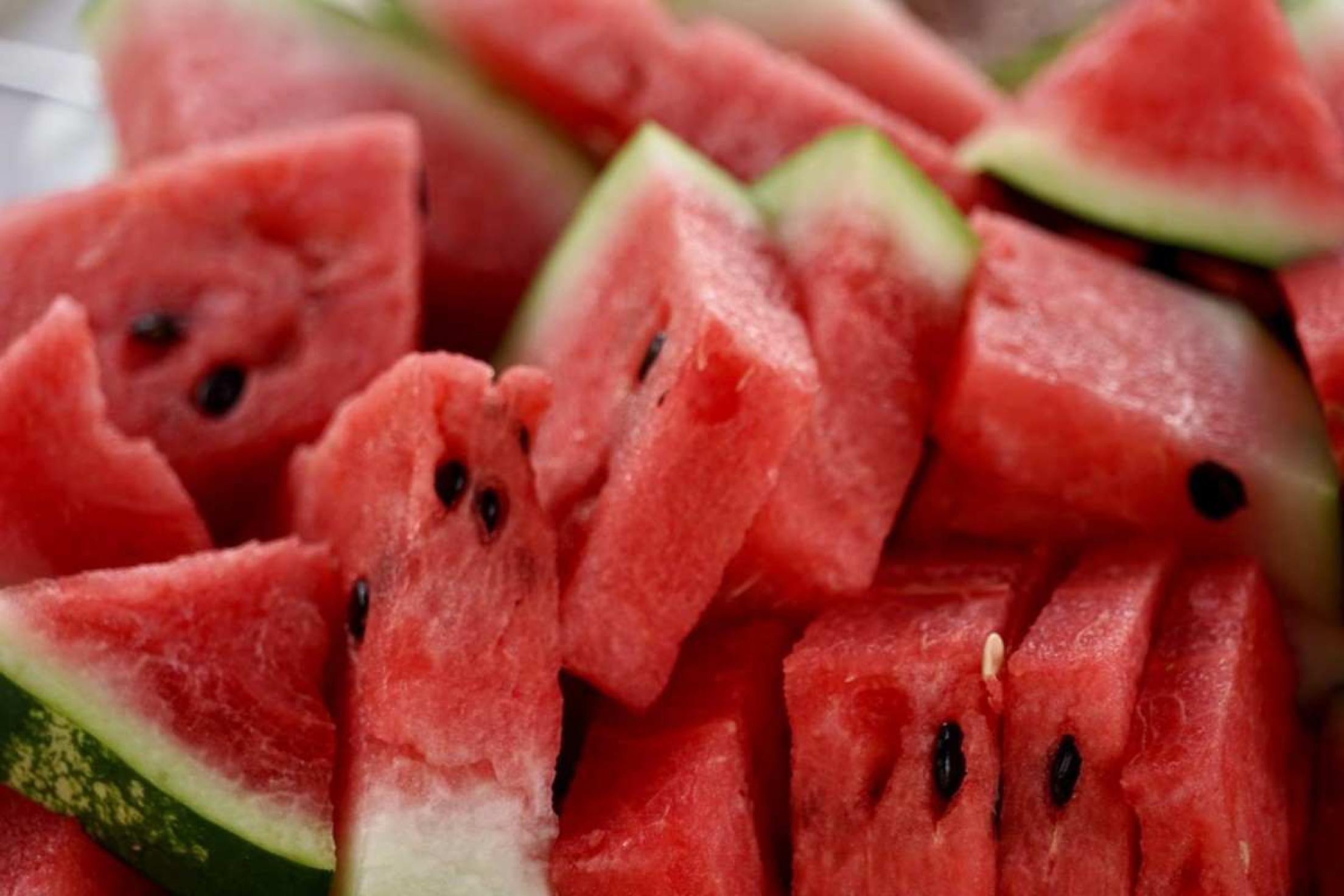 Muito além da garrafinha: nutricionistas indicam alimentos que hidratam