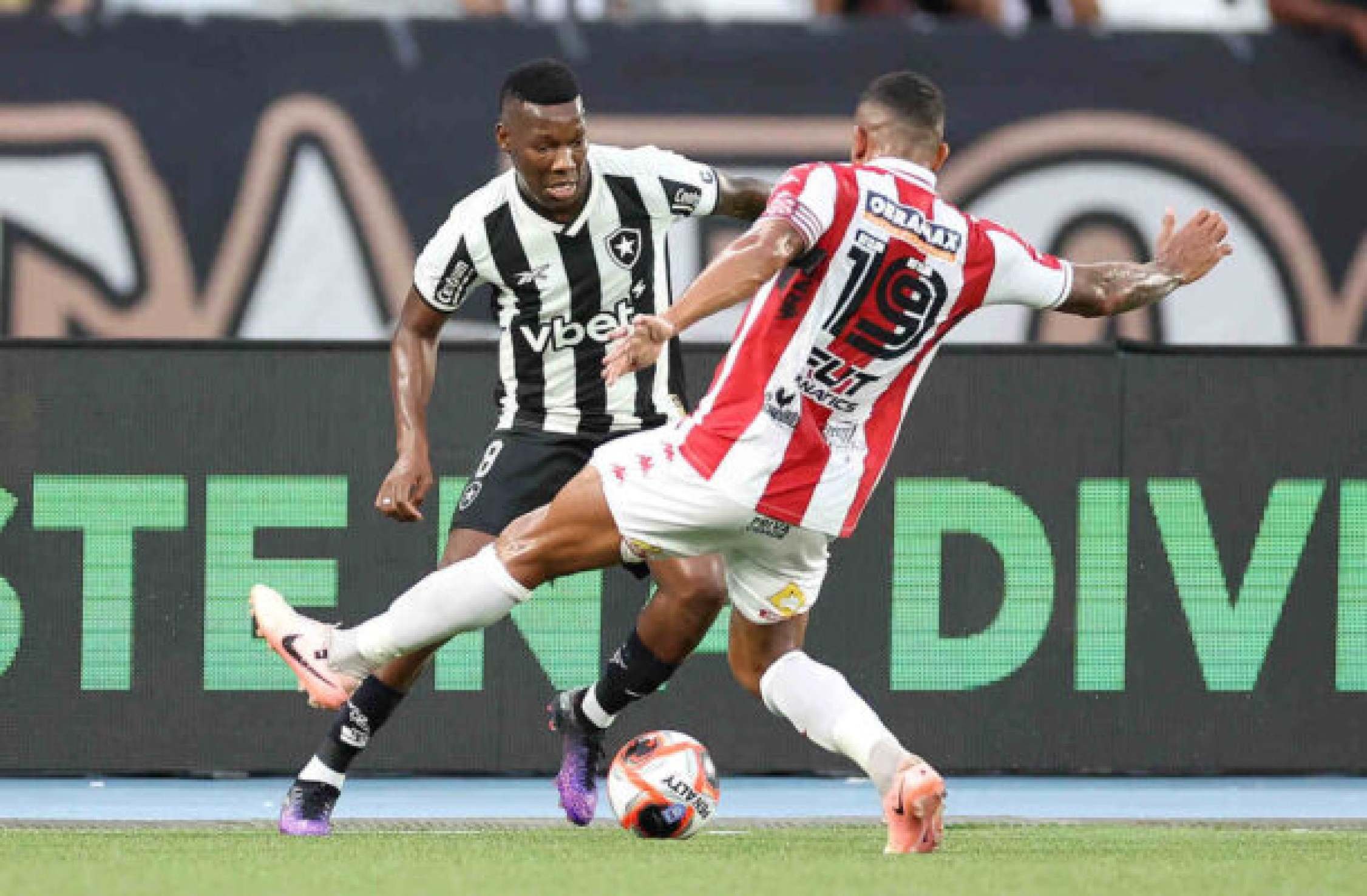 Botafogo vence lanterna Bangu e se aproxima do bloco de cima do Carioca