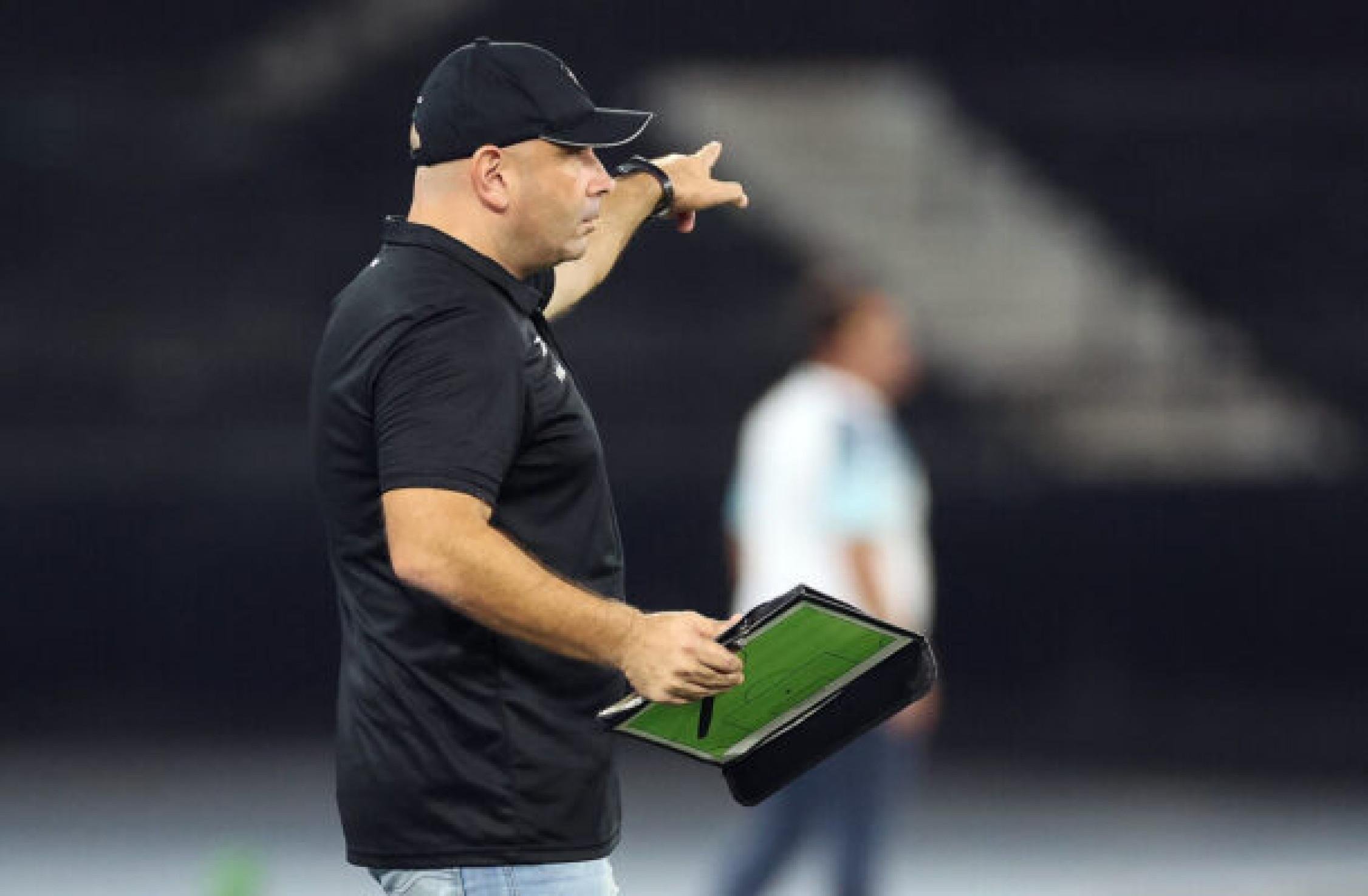 Técnico do Botafogo celebra vitória e fala sobre Patrick de Paula Técnico do Botafogo celebra vitória e fala sobre Patrick de Paula