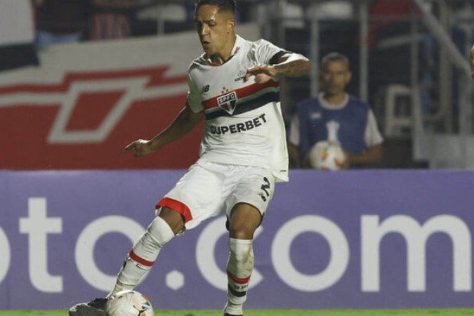 IGOR VINÍCIUS  - Correto nos passes, mas aparecendo pouco no apoio, ficando um pouco mais preso na marcação, fazendo bom papel. NOTA 6,5. Foto:  Rubens Chiri/Sao paulo fc