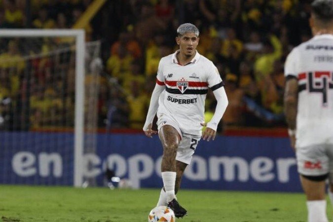 ALAN FRANCO  - Bom nas antecipações e na saída de bola. Seguro quando acionado na defesa. NOTA 6,5. Foto:  Rubens Chiri/Sao paulo fc