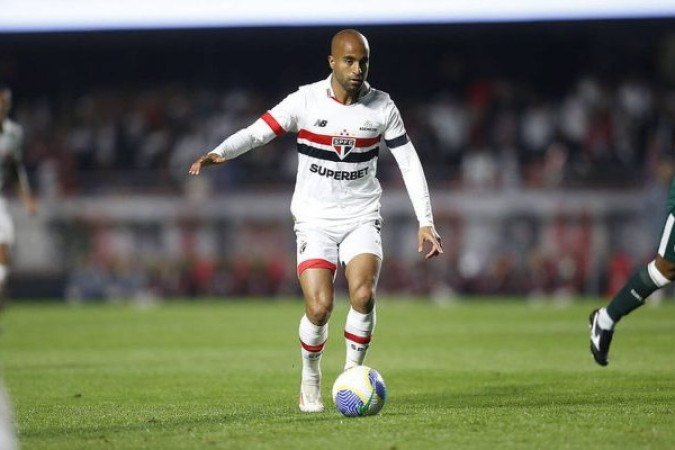 LUCAS MOURA  - Levou uma cotovelada sem querer com 15 segundos de jogo e atuou com atadura o tempo inteiro. Mostrou a objetividade de sempre , mas um pouco menos eficiente do que o normal nos passes. Muito oportunista abrindo o placar numa cabeçada certeira e fazendo um golaço, o terceiro do time. NOTA 8,5  - Foto: Paulo Pinto / saopaulofc.net