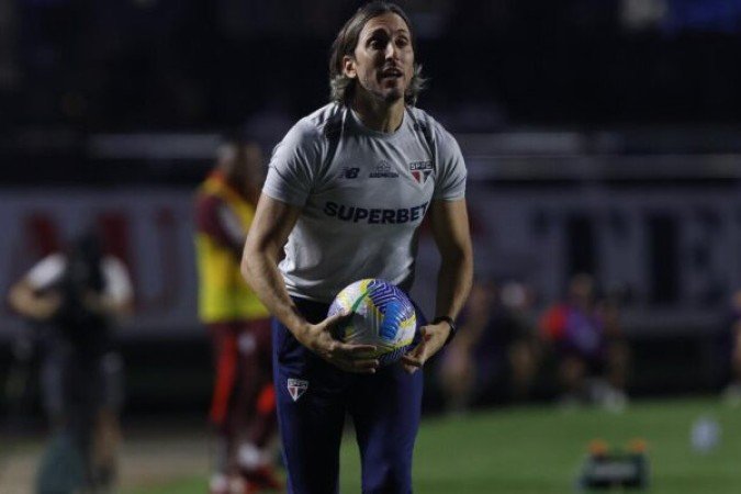 TÉCNICO: LUIZ ZUBELDÍA  - Montou bem o São Paulo dando liberdade para Luciano e deixando Oscar livre para iniciar as jogadas juntamente com Pablo Maia. NOTA 7,0.  - Foto: Rubens Chiri/Saopaulofc.net