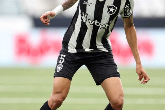 NEWTON - Voluntarioso na retaguarda, atuou mais no meio-campo. Lúcido, distribuiu bem as jogadas e ocupou bem os espaços. O melhor do time nesta vitória sobre o Bangu. NOTA 7,5 - Foto: Vitor Silva/ Botafogo