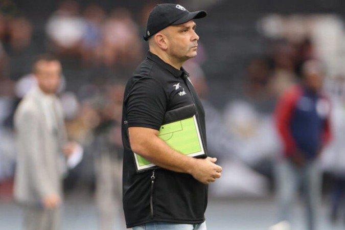 TÉC. CARLOS LEIRIA -  Segue encontrando dificuldades para fazer a equipe se sentir segura em campo. Fica muito refém do que tomou como teoria e precisa mostrar mais leitura de jogo. Seu trabalho sob o ponto de vista coletivo, o de observar seus jogadores, não é boa até o momento. NOTA 6,0 - Foto: Vitor Silva/ Botafogo