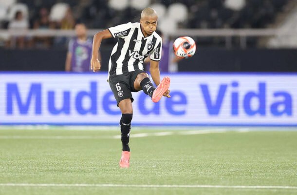 LUCYO -  Mais uma vez titular, fez o bÃ¡sico. Poderia ter sido mais ambicioso em suas investidas pelo corredor esquerdo. NÃ£o cometeu vacilos defensivos. NOTA 6,0 - Foto: Vitor Silva/ Botafogo