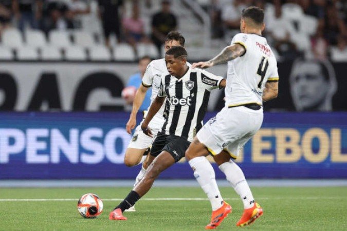 YARLEN -  Atuou pela ponta direita e precisa explorar o drible e sua velocidade, suas principais características. Mas gastou muita energia, ao cumprir função de descer o corredor para ajudar na marcação. NOTA 6,5 - Foto: Vitor Silva/ Botafogo