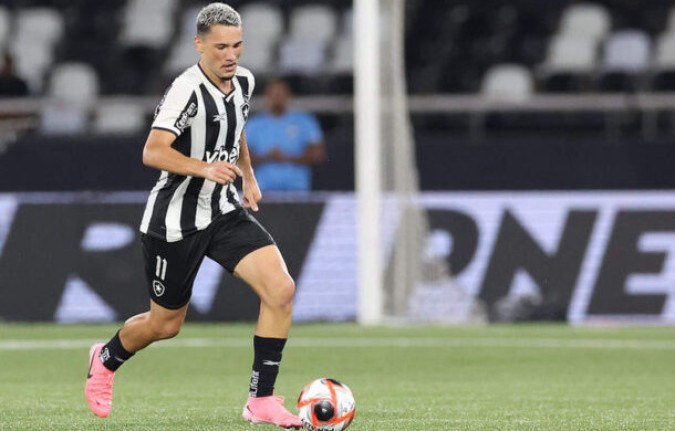 KAUAN LINDES - Tentou de tudo um pouco. Apareceu Ã s vezes de volante, em outras de meia e atÃ© caiu pelos flancos. Sem funÃ§Ã£o definida no esquema do tÃ©cnico Carlos Leiria, nÃ£o esteve bem. NOTA 5,0 - Foto: Vitor Silva/ Botafogo