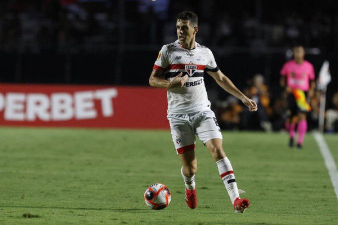 OSCAR - Como a marcação do Corinthians era forte em cima dele, voltou bastante para buscar o jogo sempre fazendo um papel correto na distribuição de bolas. No segundo tempo fez a diferença. Cobrou escanteio na cabeça de Lucas Moura no primeiro gol e fez o segundo. NOTA 8,0 - Foto: Rubens Chiri/Sao paulo fc