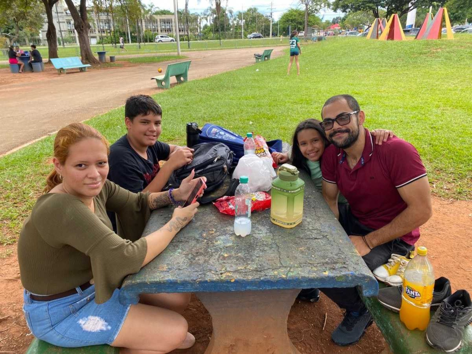 Suenya Elissamara Gomes (mãe), Yan Fernando, Rebeca Sofia e Fernando Makfaldo 