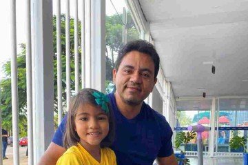 Jocivane e sua filha Laura em seu primeiro dia na nova escola