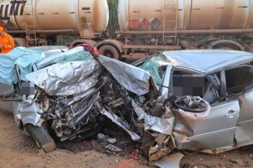 Colisão frontal entre carros deixa cinco mortos na MG-436; veja o vídeo - CBMMG